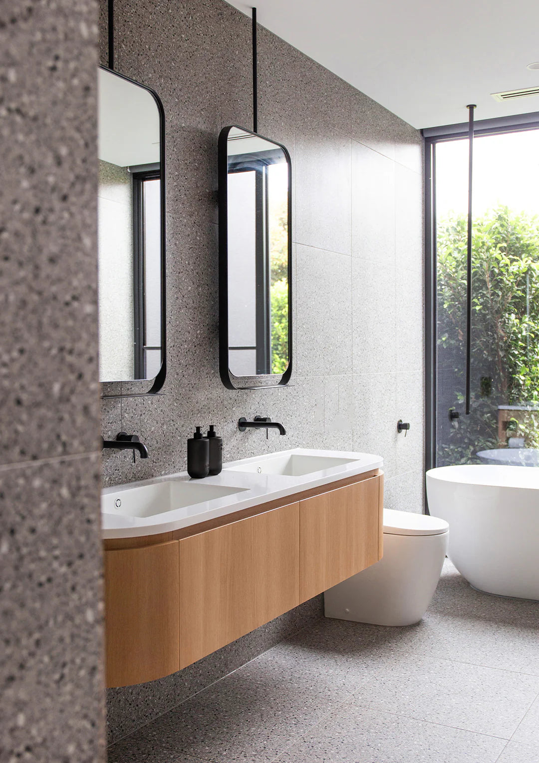 Smith & Co. - Hand & Body Lotion Black Oud & Saffron