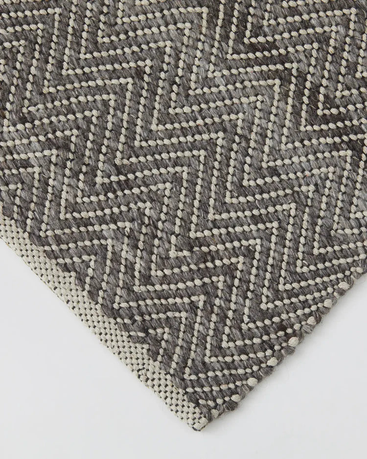 Matterhorn Rug | Tar
